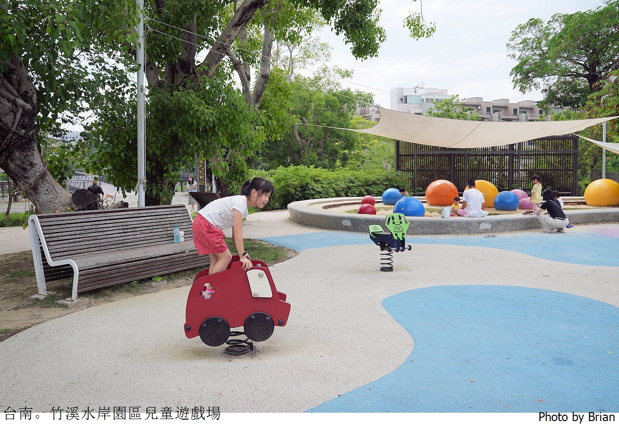 台南竹溪水岸園區兒童遊戲場。台南特色親子公園丹麥KOMPAN遊具