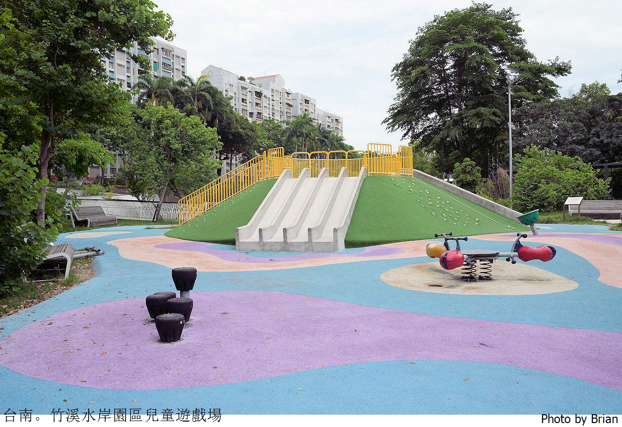 台南竹溪水岸園區兒童遊戲場。台南特色親子公園丹麥KOMPAN遊具
