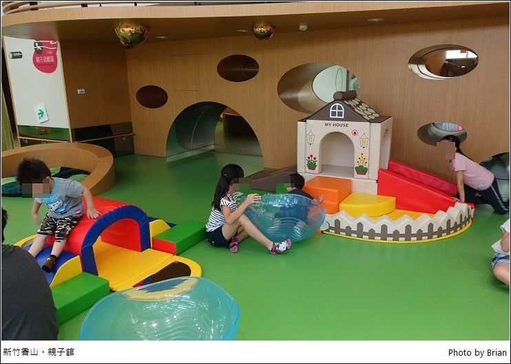 新竹香山親子館。新開幕寬敞空間、親子資源托育中心，小朋友放電好地方 @布萊恩:觀景窗看世界。美麗無限