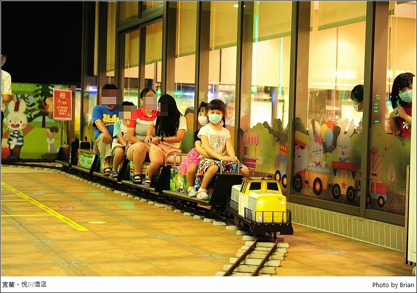 宜蘭親子飯店推薦悅川酒店。親子彩繪房、多樣兒童遊戲區、小火車 @布萊恩:觀景窗看世界。美麗無限